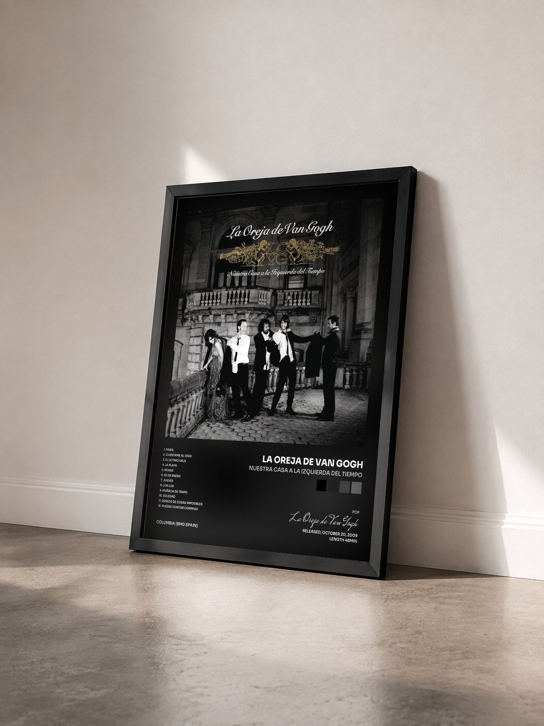 #noir Tableau de l'album Nuestra Casa a la Izquierda del Tiempo de La Oreja de Van Gogh vu de trois quarts, cadre noir