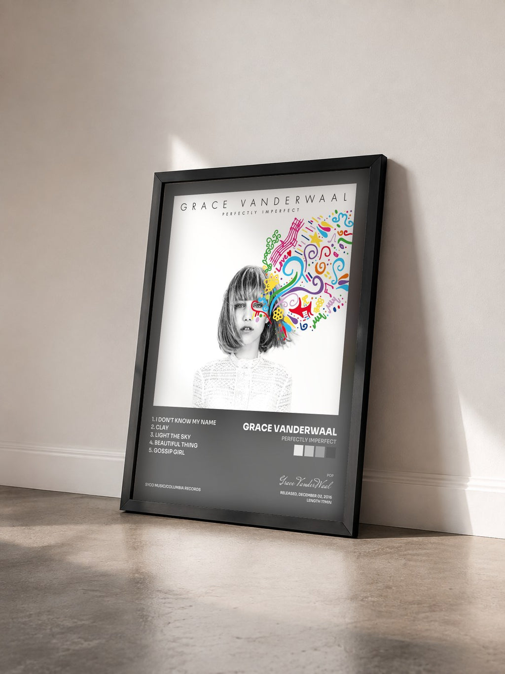 #noir Tableau de l'album Perfectly Imperfect de Grace VanderWaal vu de trois quarts, cadre noir