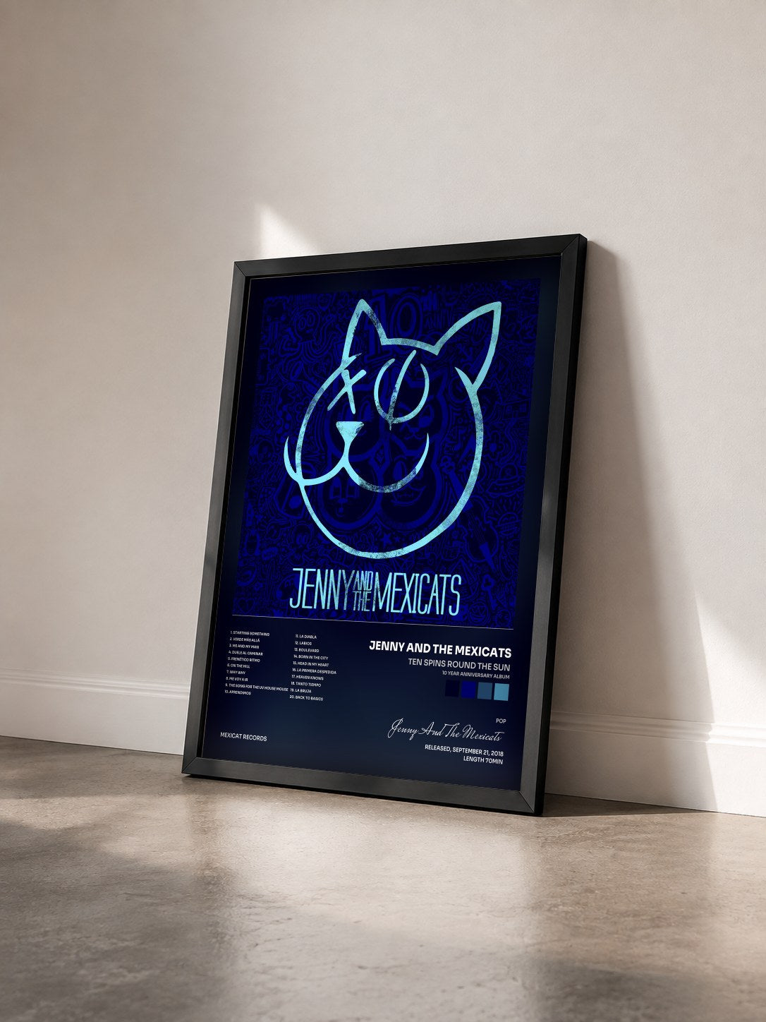 #noir Tableau de l'album Ten Spins Round the Sun (10 Year Anniversary Album) de Jenny And The Mexicats vu de trois quarts, cadre noir