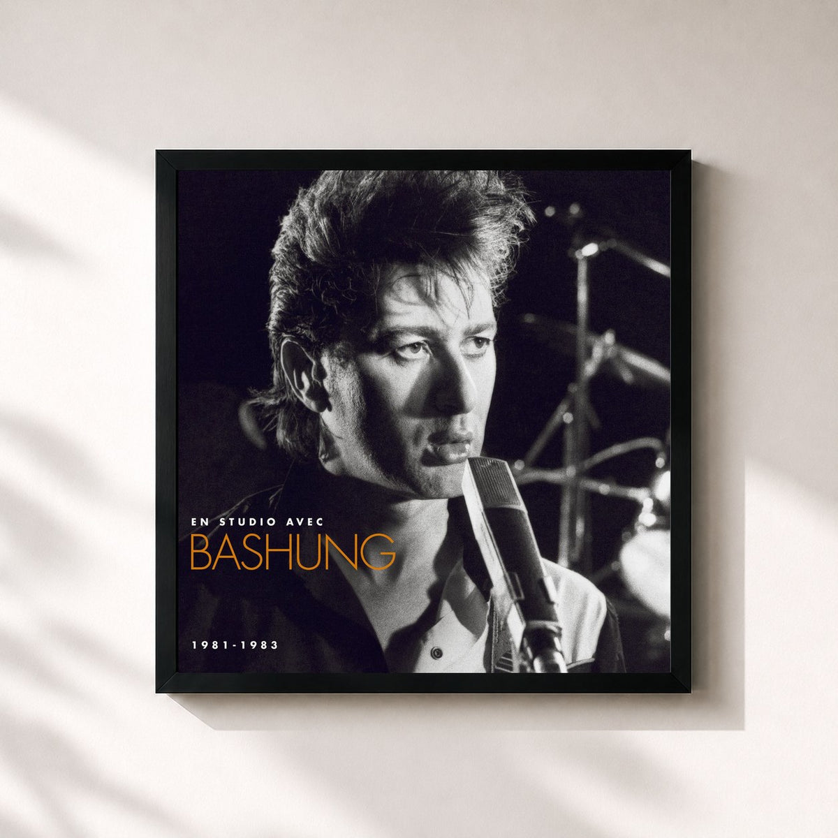 #noir En studio avec Bashung di Alain Bashung in stampa quadrata incorniciata, cornice nera 32x32 cm