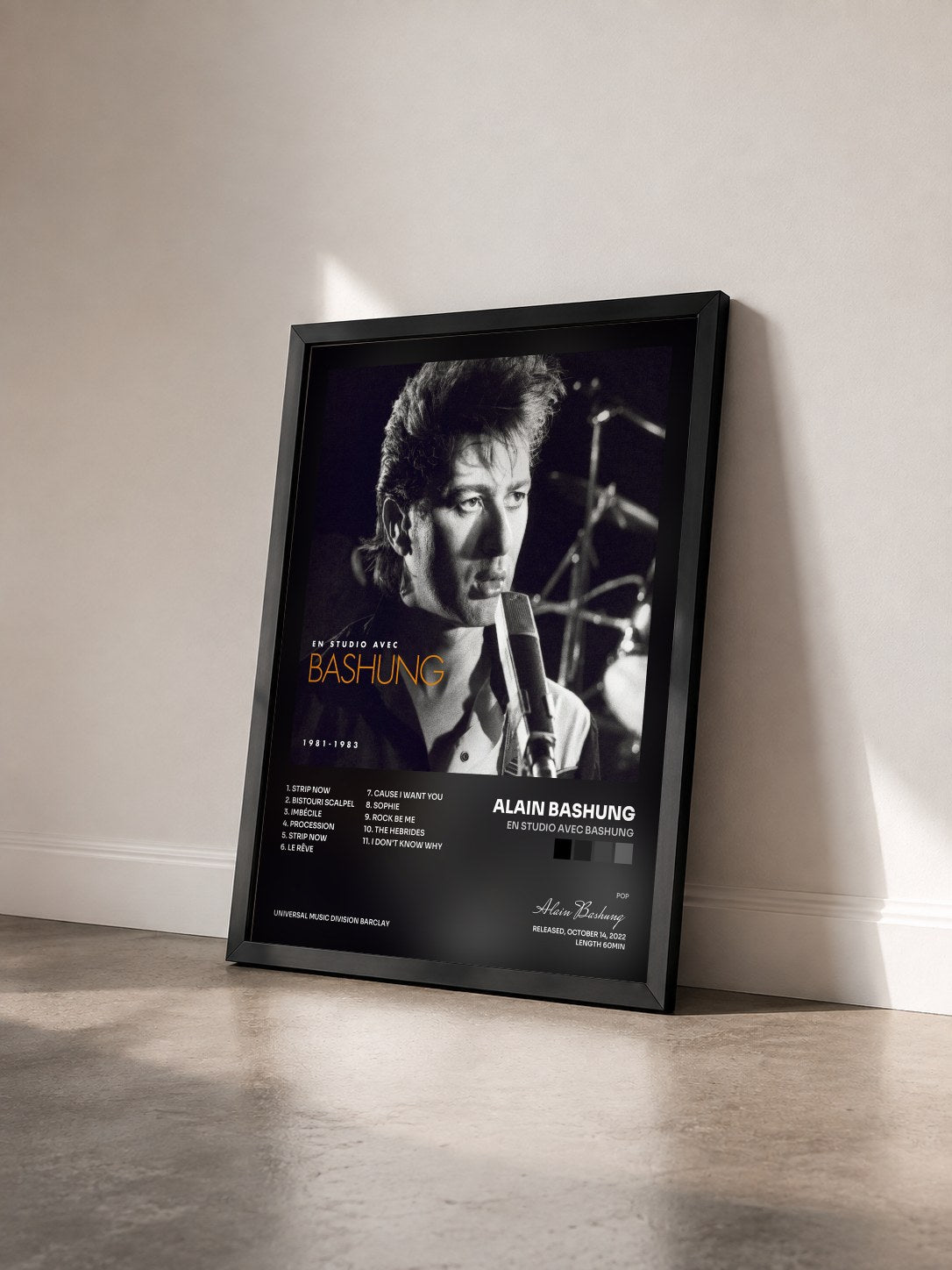 #noir En studio avec Bashung di Alain Bashung in stampa incorniciata vista di tre quarti, cornice nera