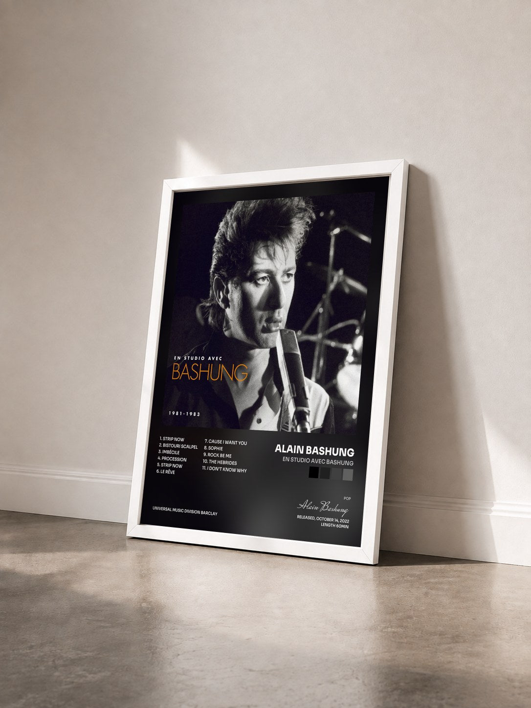 #blanc En studio avec Bashung di Alain Bashung in stampa incorniciata vista di tre quarti, cornice bianca