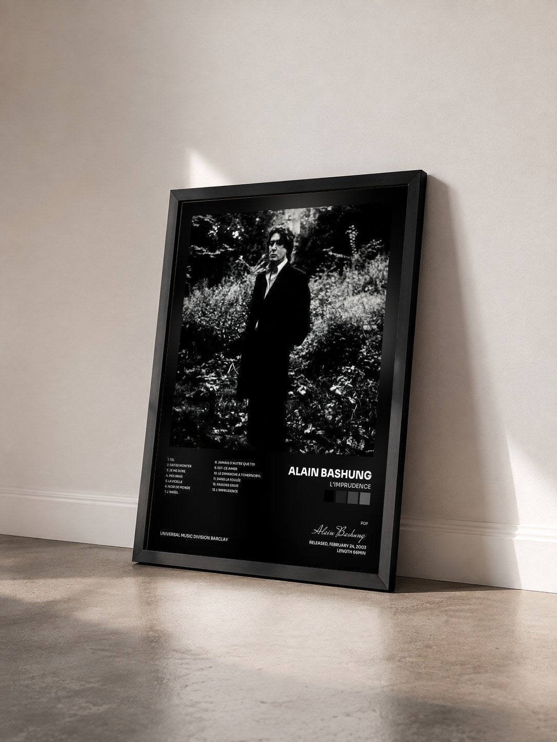 #noir L'Imprudence di Alain Bashung in stampa incorniciata vista di tre quarti, cornice nera