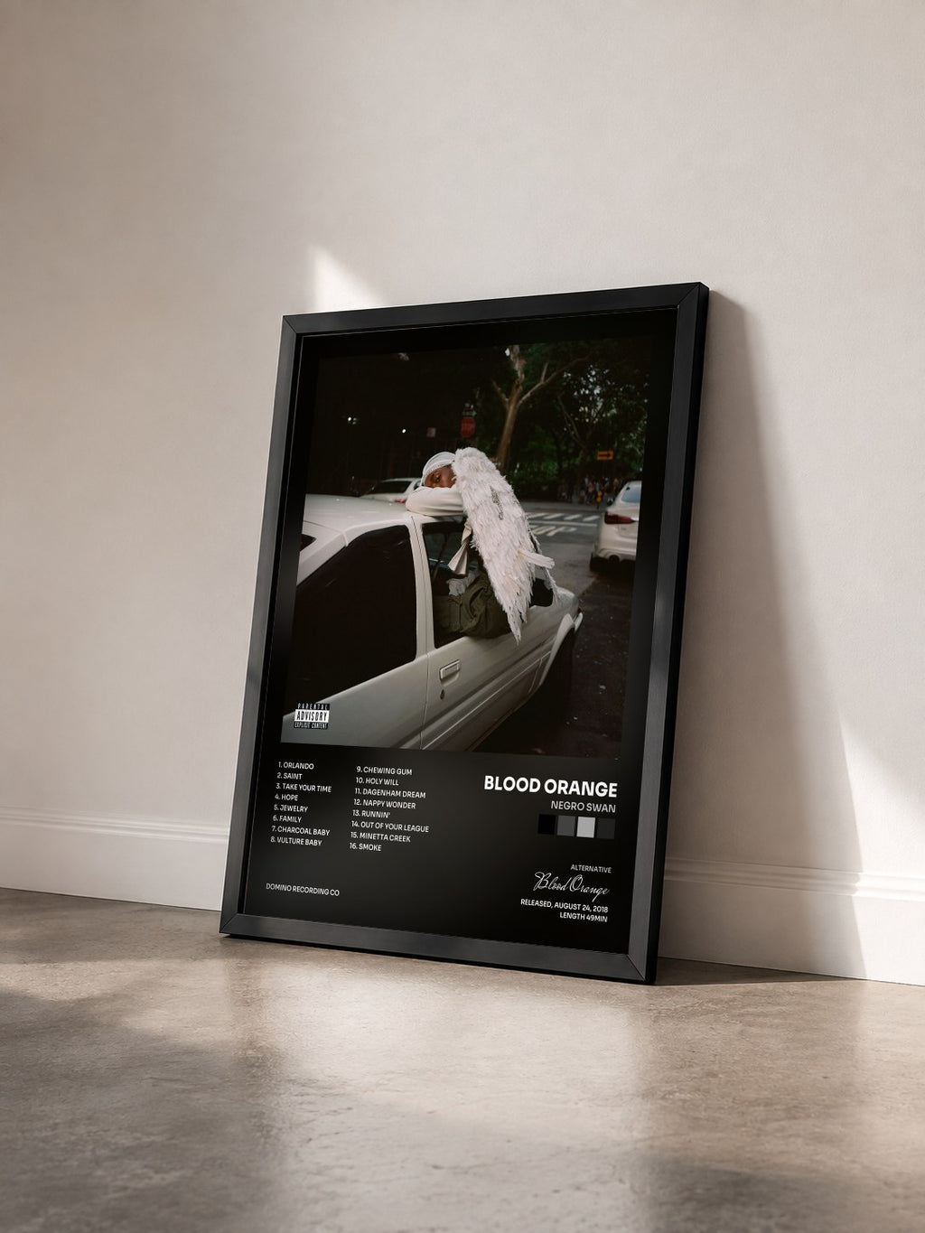 #noir Negro Swan di Blood Orange in stampa incorniciata vista di tre quarti, cornice nera