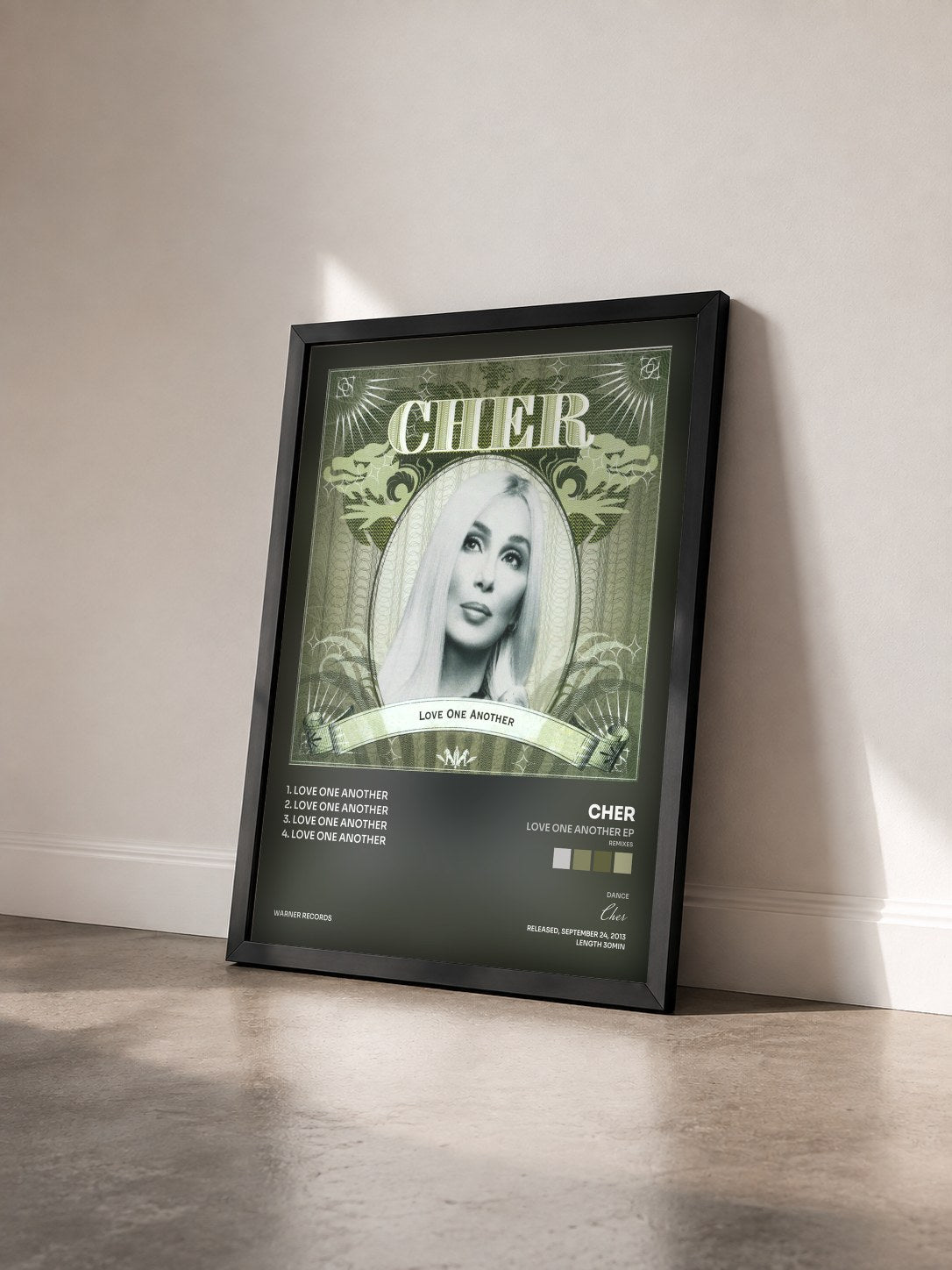 #noir Love One Another EP (Remixes) von Cher als gerahmter Kunstdruck von schräg gesehen, schwarzer Rahmen
