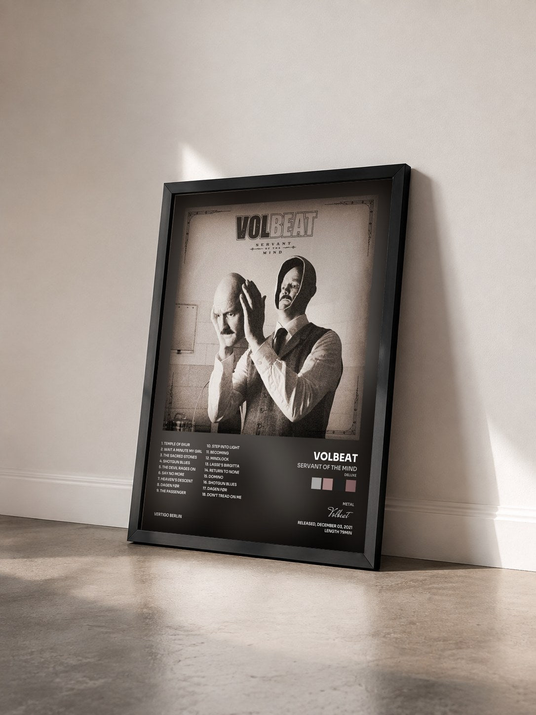 #noir Tableau de l'album Servant Of The Mind (Deluxe) de Volbeat vu de trois quarts, cadre noir
