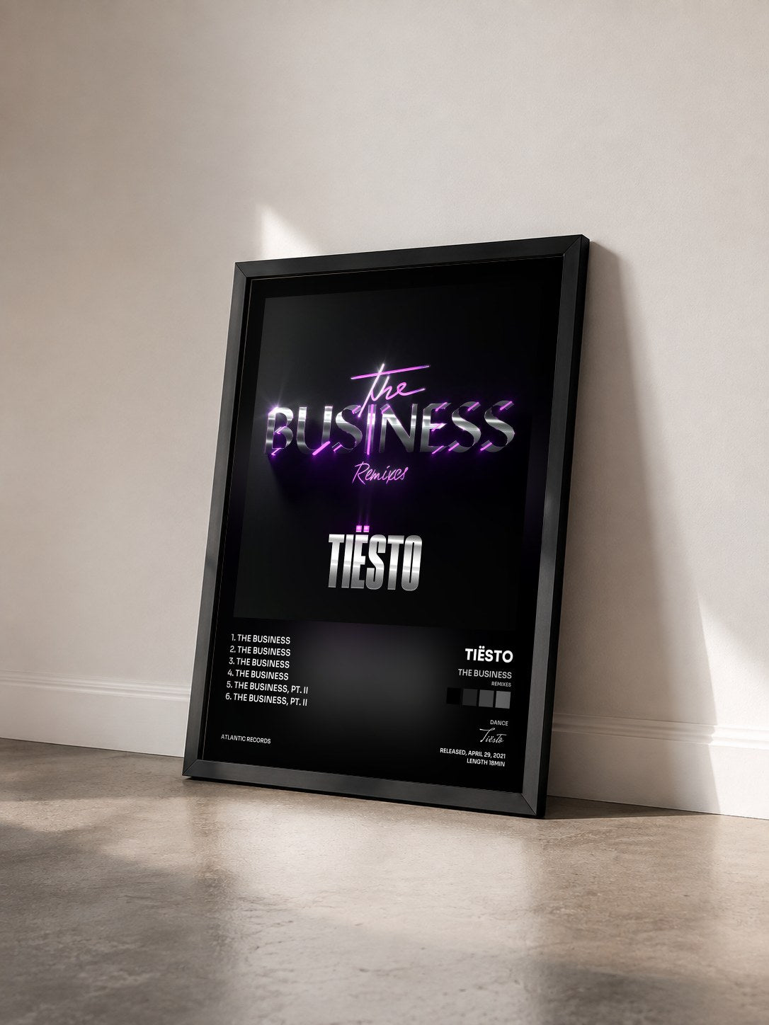 #noir Tableau de l'album The Business (Remixes) de Tiësto vu de trois quarts, cadre noir