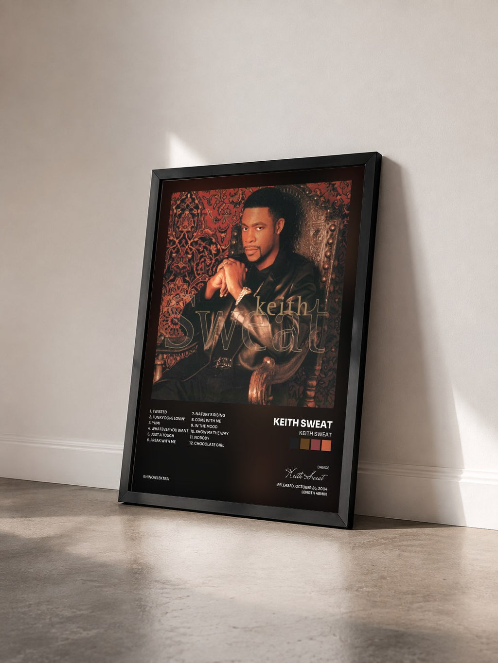 #noir Keith Sweat von Keith Sweat als gerahmter Kunstdruck von schräg gesehen, schwarzer Rahmen