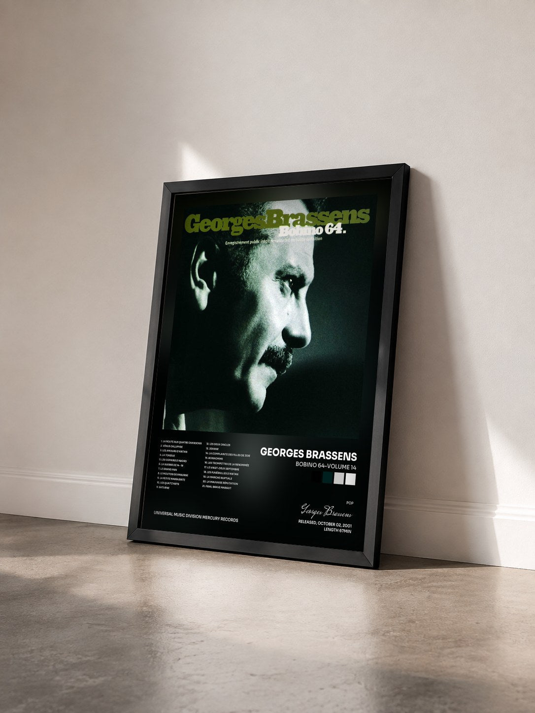 #noir Bobino 64-Volume 14 di Georges Brassens in stampa incorniciata vista di tre quarti, cornice nera