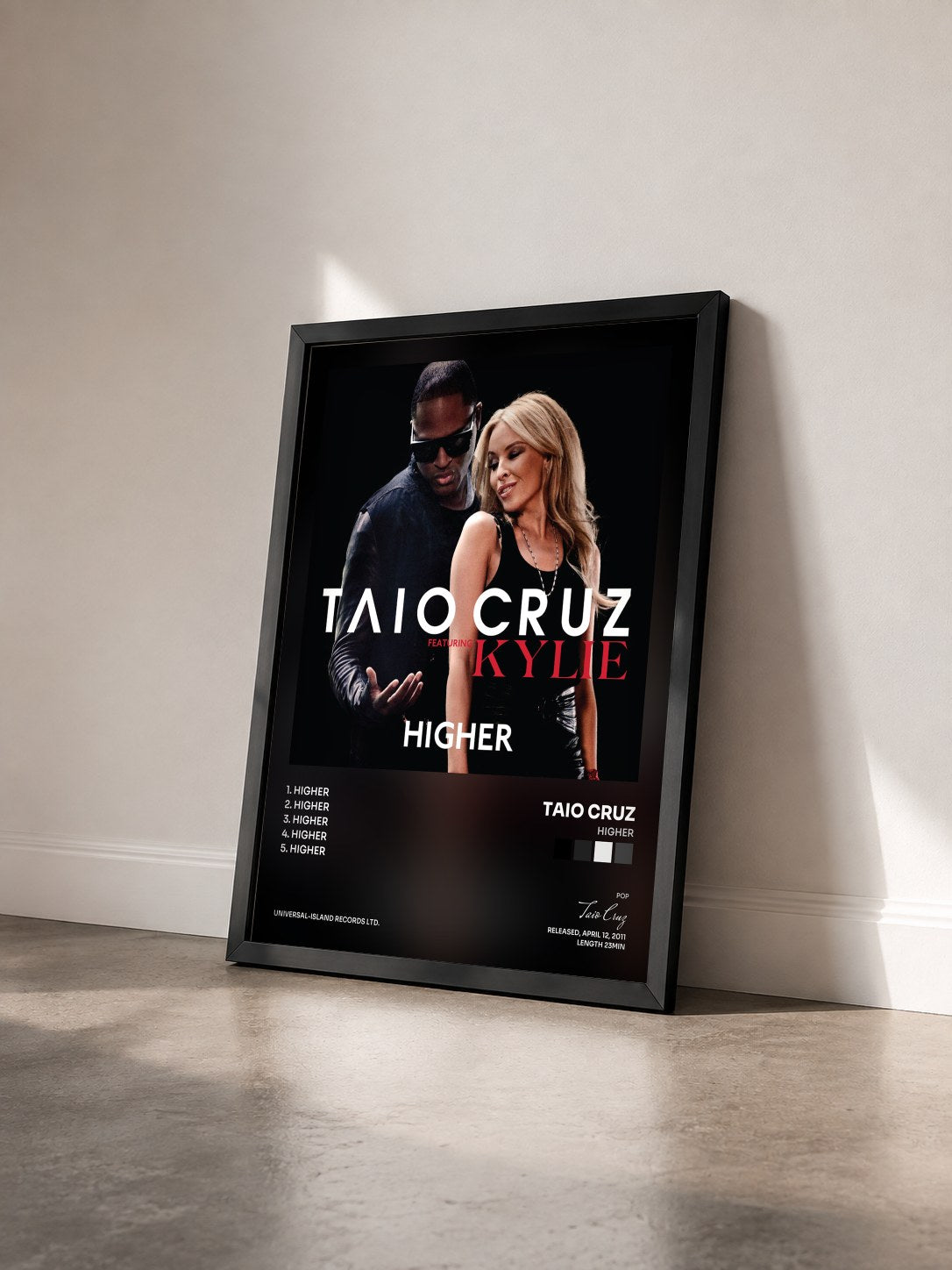#noir Tableau de l'album Higher de Taio Cruz vu de trois quarts, cadre noir