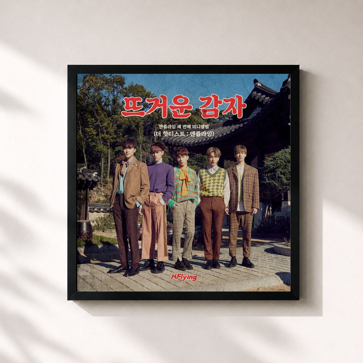 #noir Tableau carré de l'album N.Flying 3rd Mini Album [THE HOTTEST : N.Flying] de N.Flying, cadre noir 32x32 cm