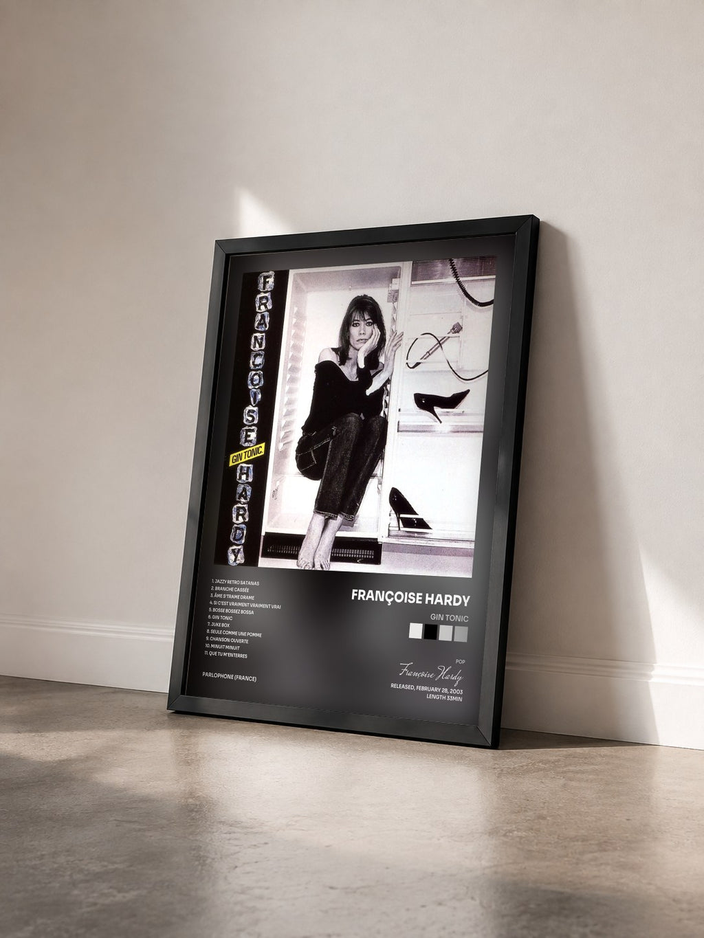 #noir Gin Tonic von Françoise Hardy als gerahmter Kunstdruck von schräg gesehen, schwarzer Rahmen