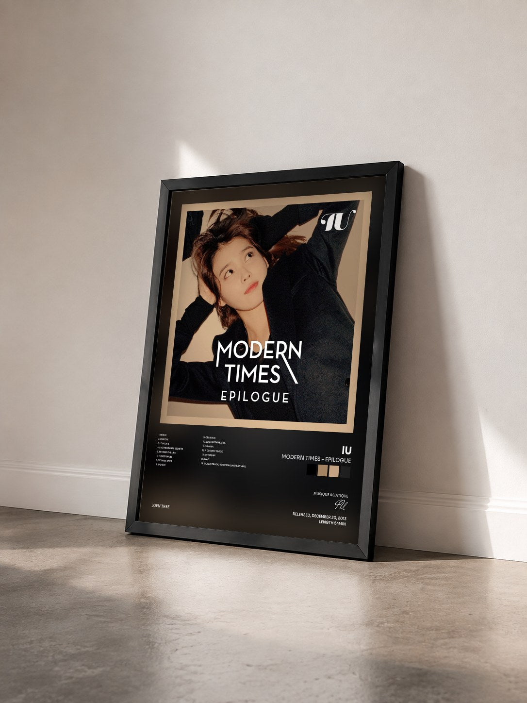 #noir Tableau de l'album Modern Times – Epilogue de IU vu de trois quarts, cadre noir
