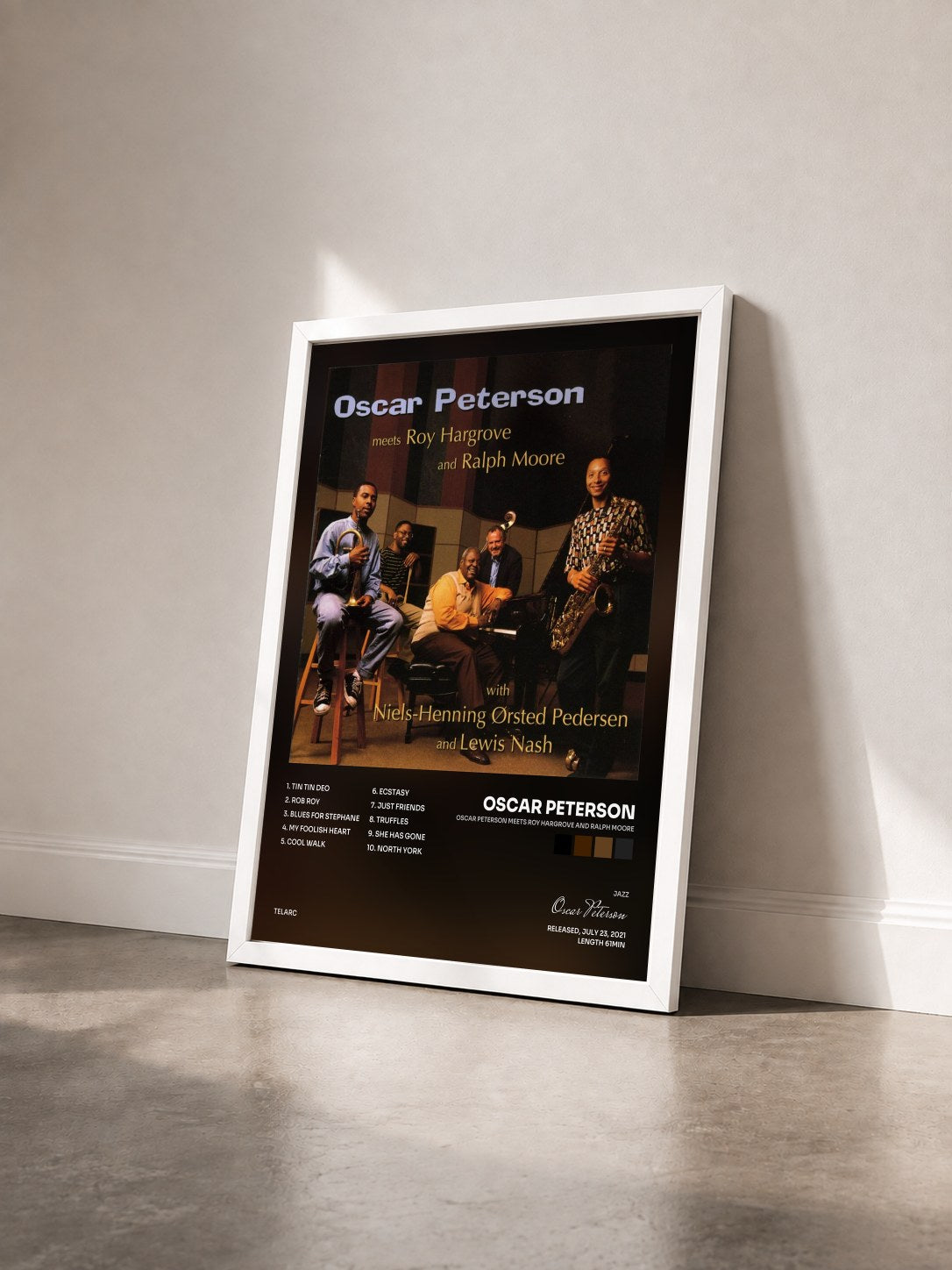 #blanc Tableau de l'album Oscar Peterson Meets Roy Hargrove And Ralph Moore de Oscar Peterson vu de trois quarts, cadre blanc