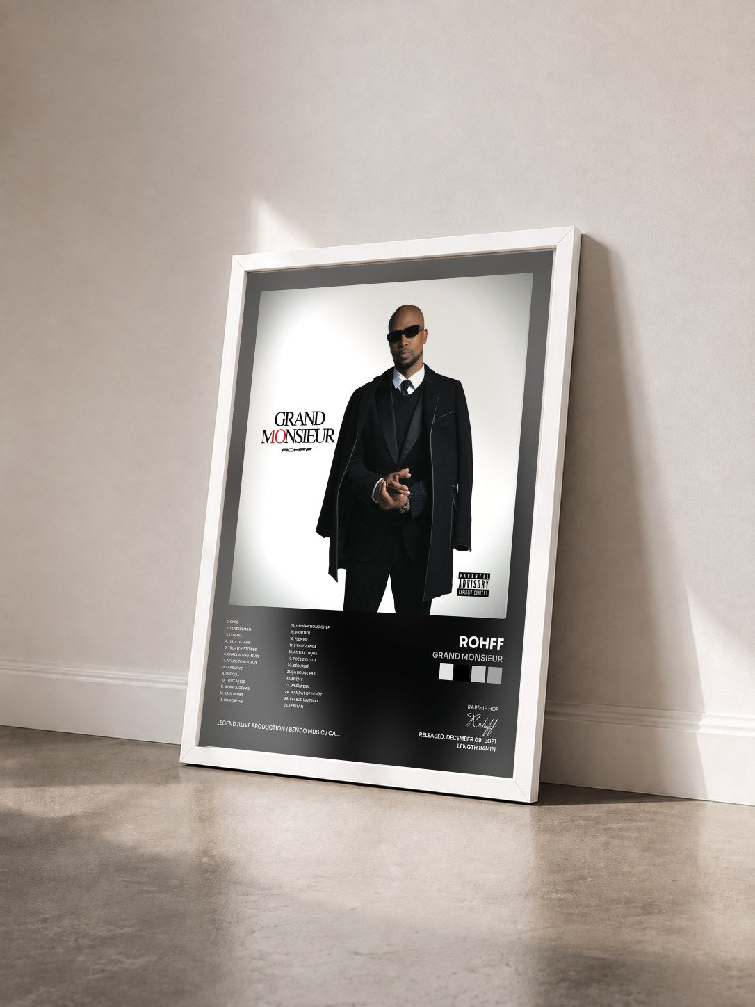 #blanc Grand Monsieur de Rohff en lámina enmarcada vista de tres cuartos, marco blanco