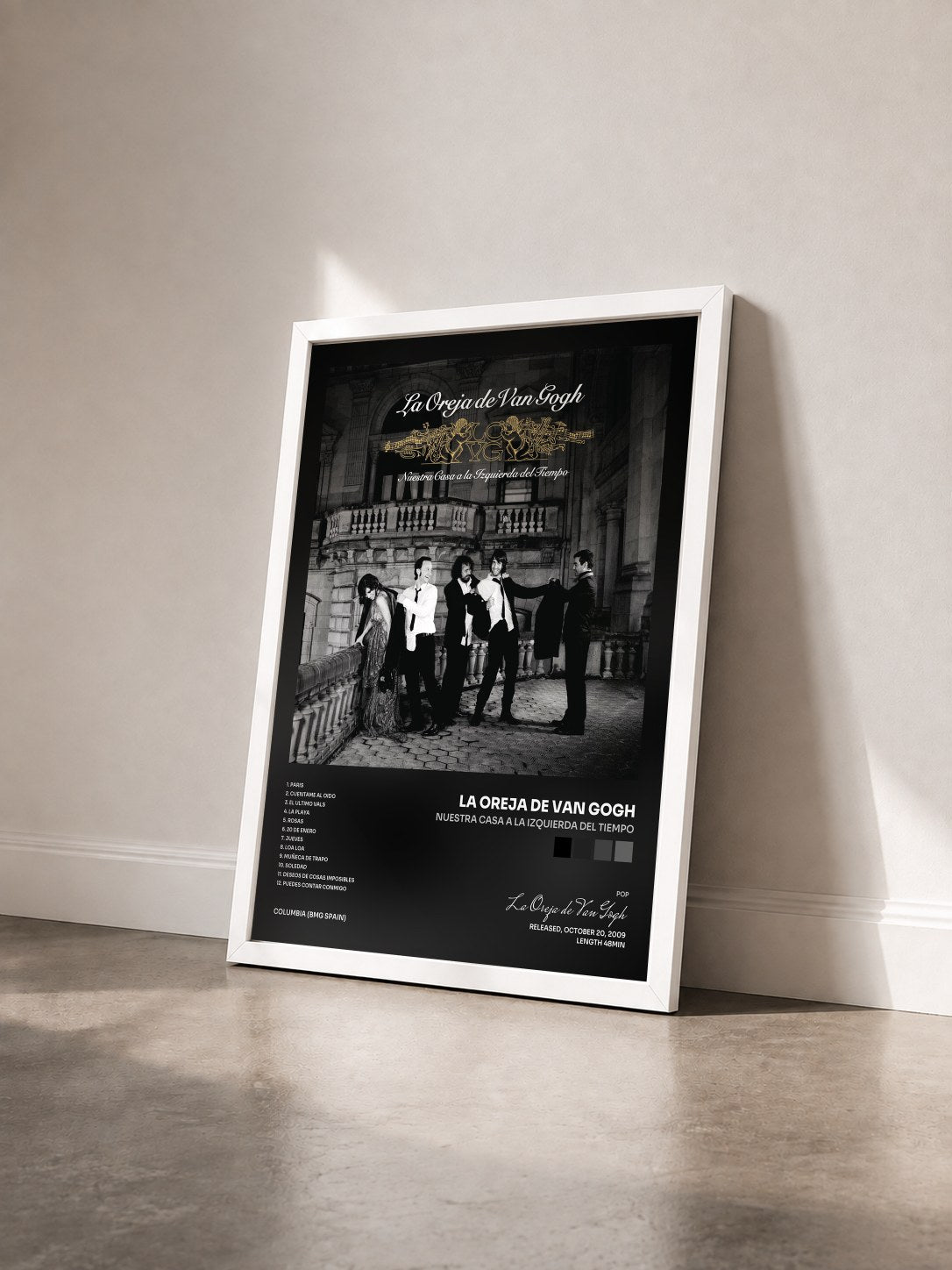 #blanc Tableau de l'album Nuestra Casa a la Izquierda del Tiempo de La Oreja de Van Gogh vu de trois quarts, cadre blanc