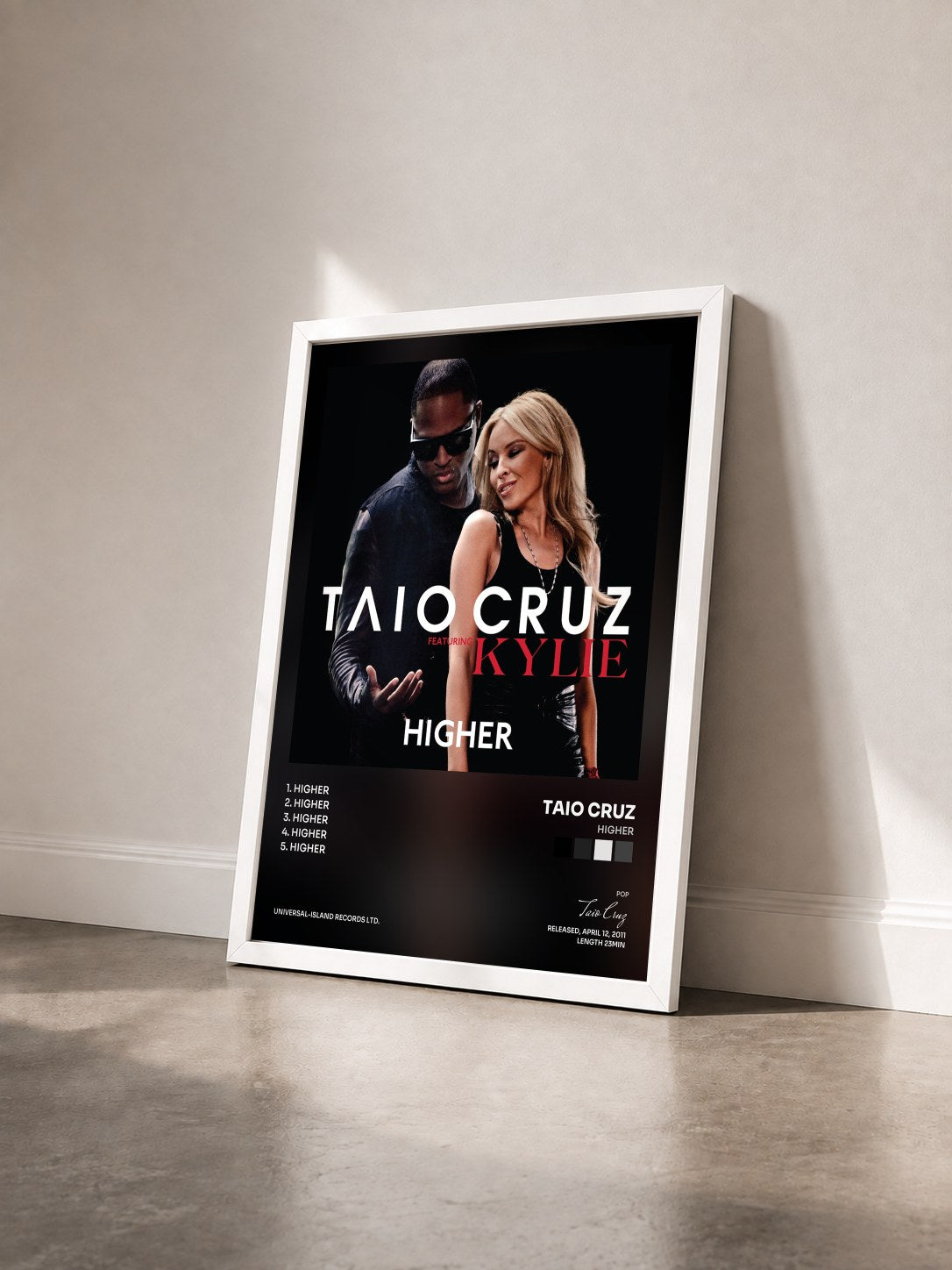 #blanc Tableau de l'album Higher de Taio Cruz vu de trois quarts, cadre blanc