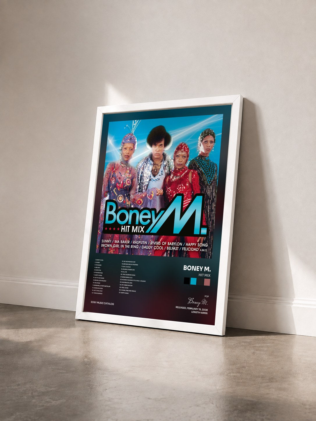 #blanc Hit Mix von Boney M. als gerahmter Kunstdruck von schräg gesehen, weißer Rahmen