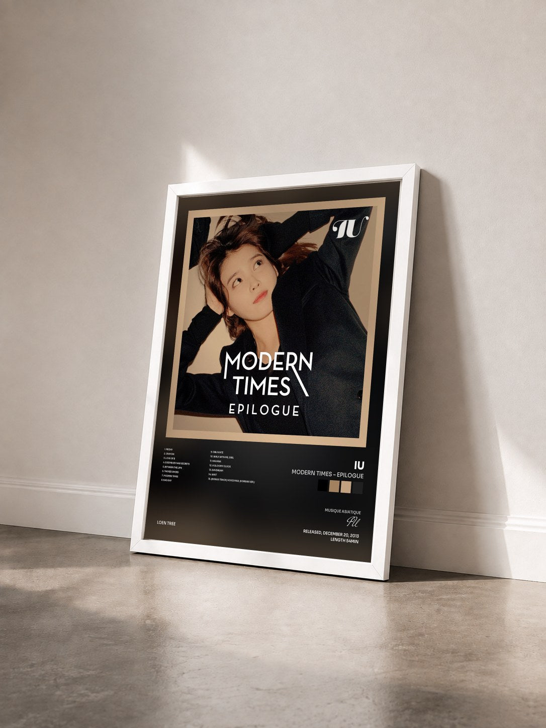 #blanc Tableau de l'album Modern Times – Epilogue de IU vu de trois quarts, cadre blanc