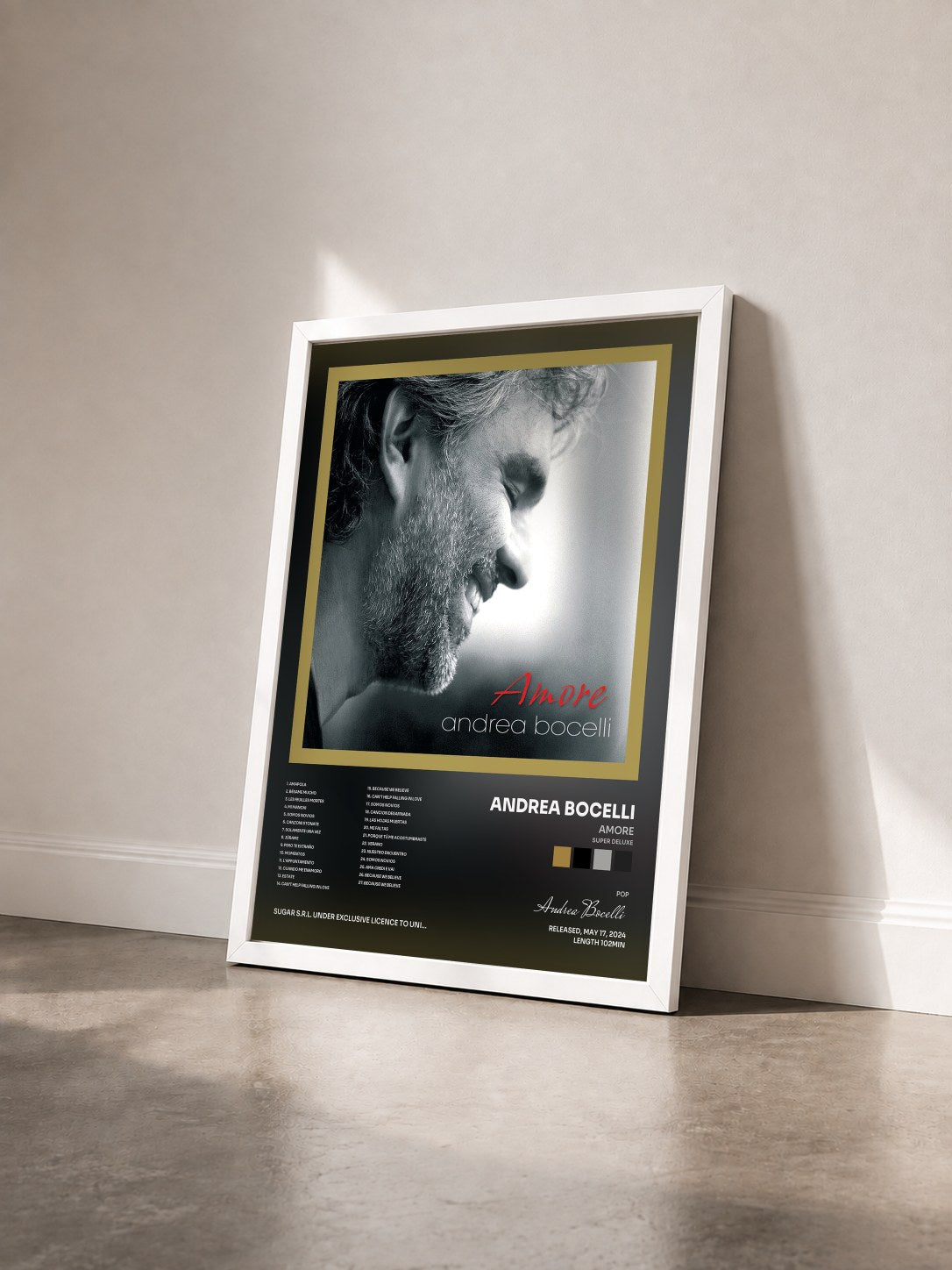 #blanc Tableau de l'album Amore (Super Deluxe) de Andrea Bocelli vu de trois quarts, cadre blanc