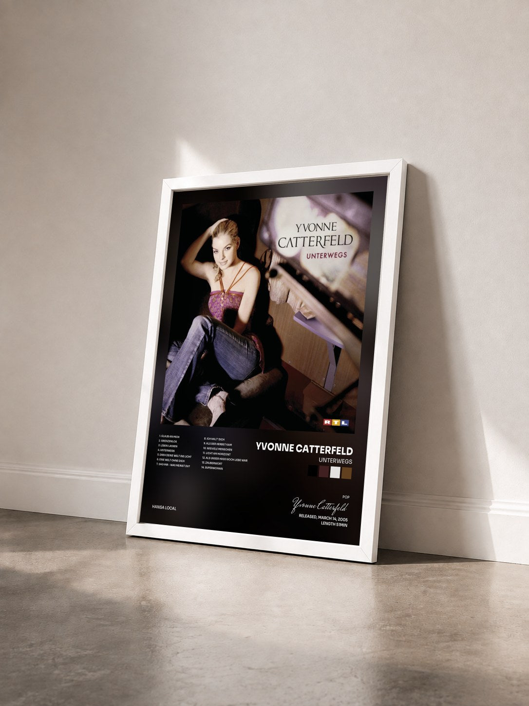 #blanc Tableau de l'album Unterwegs de Yvonne Catterfeld vu de trois quarts, cadre blanc