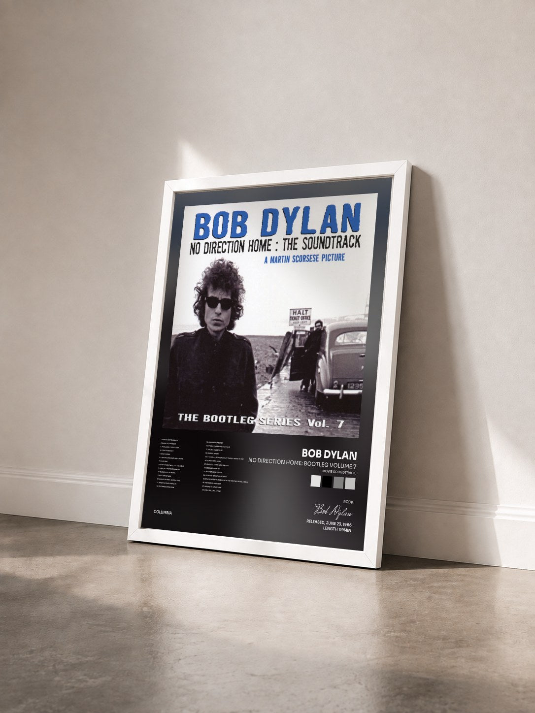 #blanc Tableau de l'album No Direction Home: Bootleg Volume 7 (Movie Soundtrack) de Bob Dylan vu de trois quarts, cadre blanc