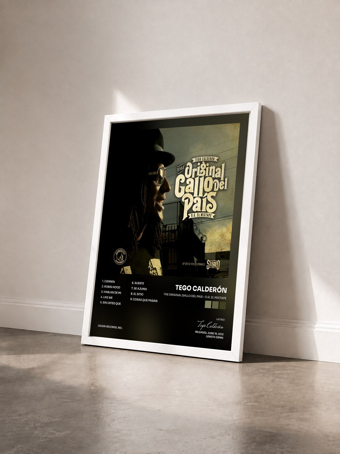 #blanc Tableau de l'album The Original Gallo Del Pais - O.G. El Mixtape de Tego Calderón vu de trois quarts, cadre blanc