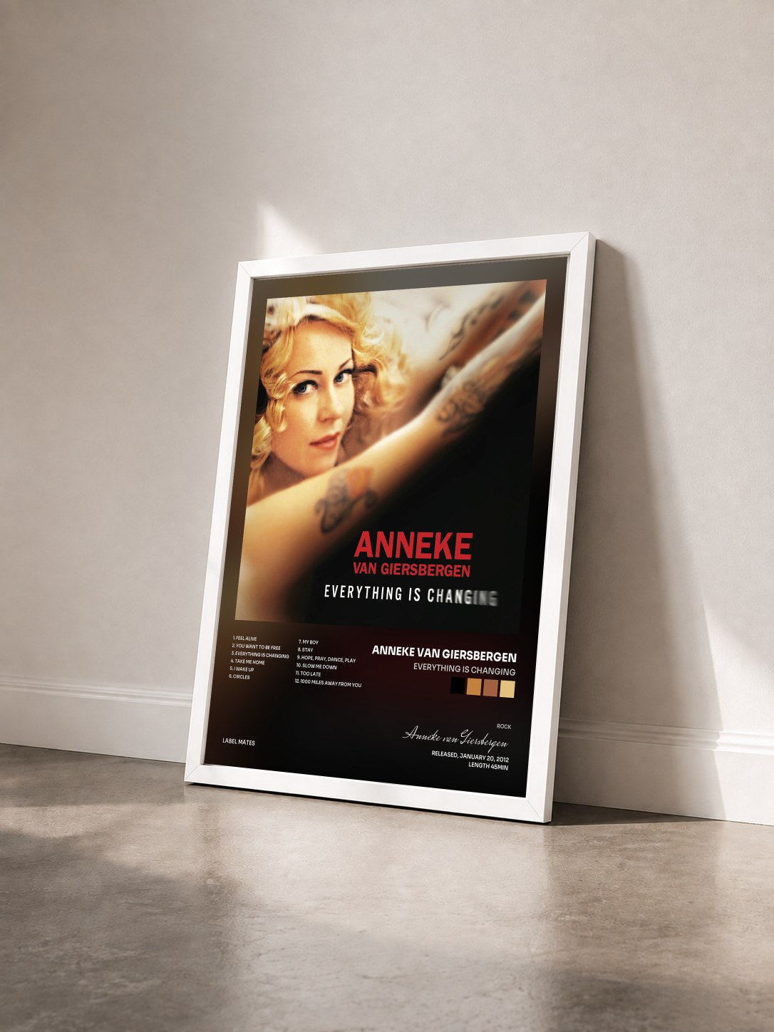 #blanc Tableau de l'album Everything Is Changing de Anneke van Giersbergen vu de trois quarts, cadre blanc