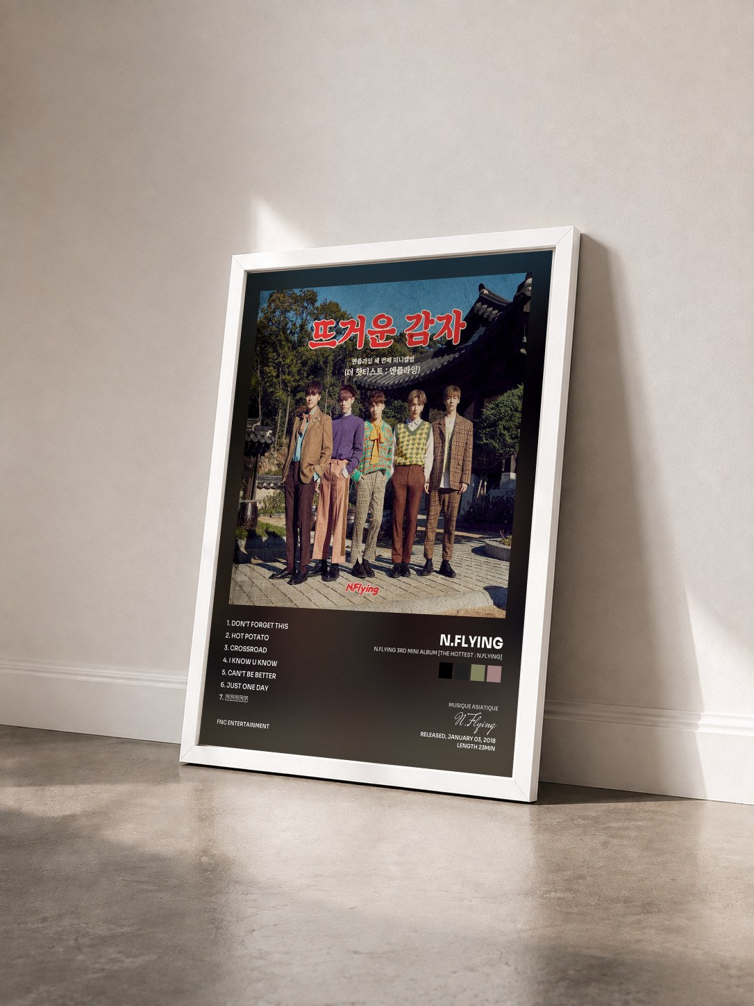 #blanc Tableau de l'album N.Flying 3rd Mini Album [THE HOTTEST : N.Flying] de N.Flying vu de trois quarts, cadre blanc