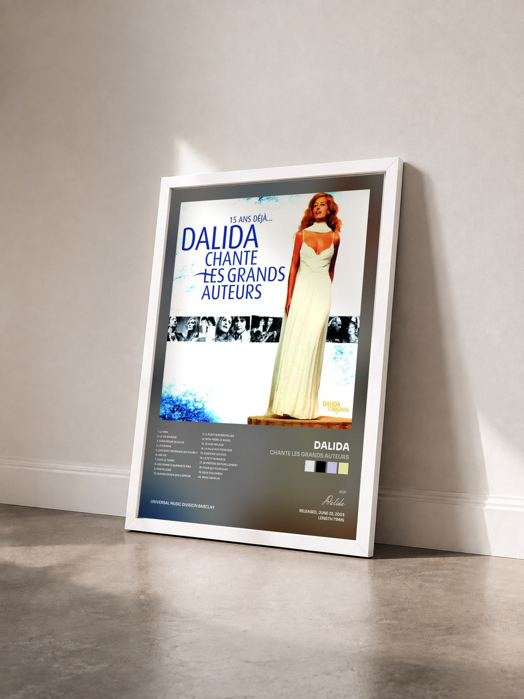 #blanc Chante Les Grands Auteurs di Dalida in stampa incorniciata vista di tre quarti, cornice bianca
