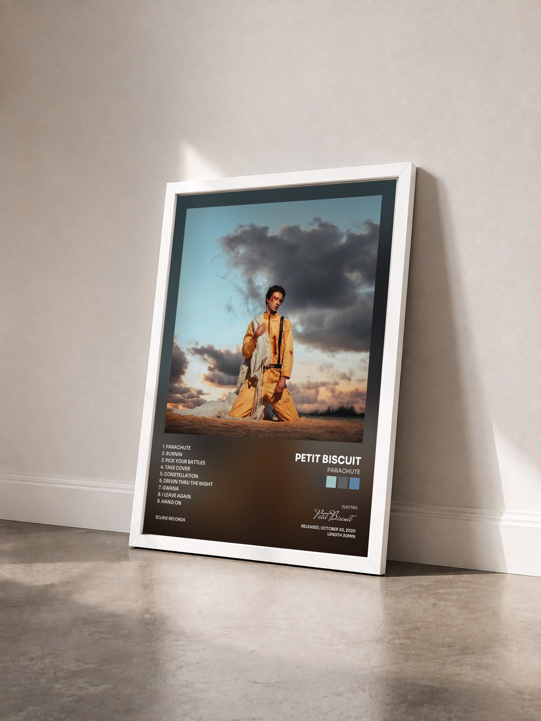 #blanc Tableau de l'album Parachute de Petit Biscuit vu de trois quarts, cadre blanc