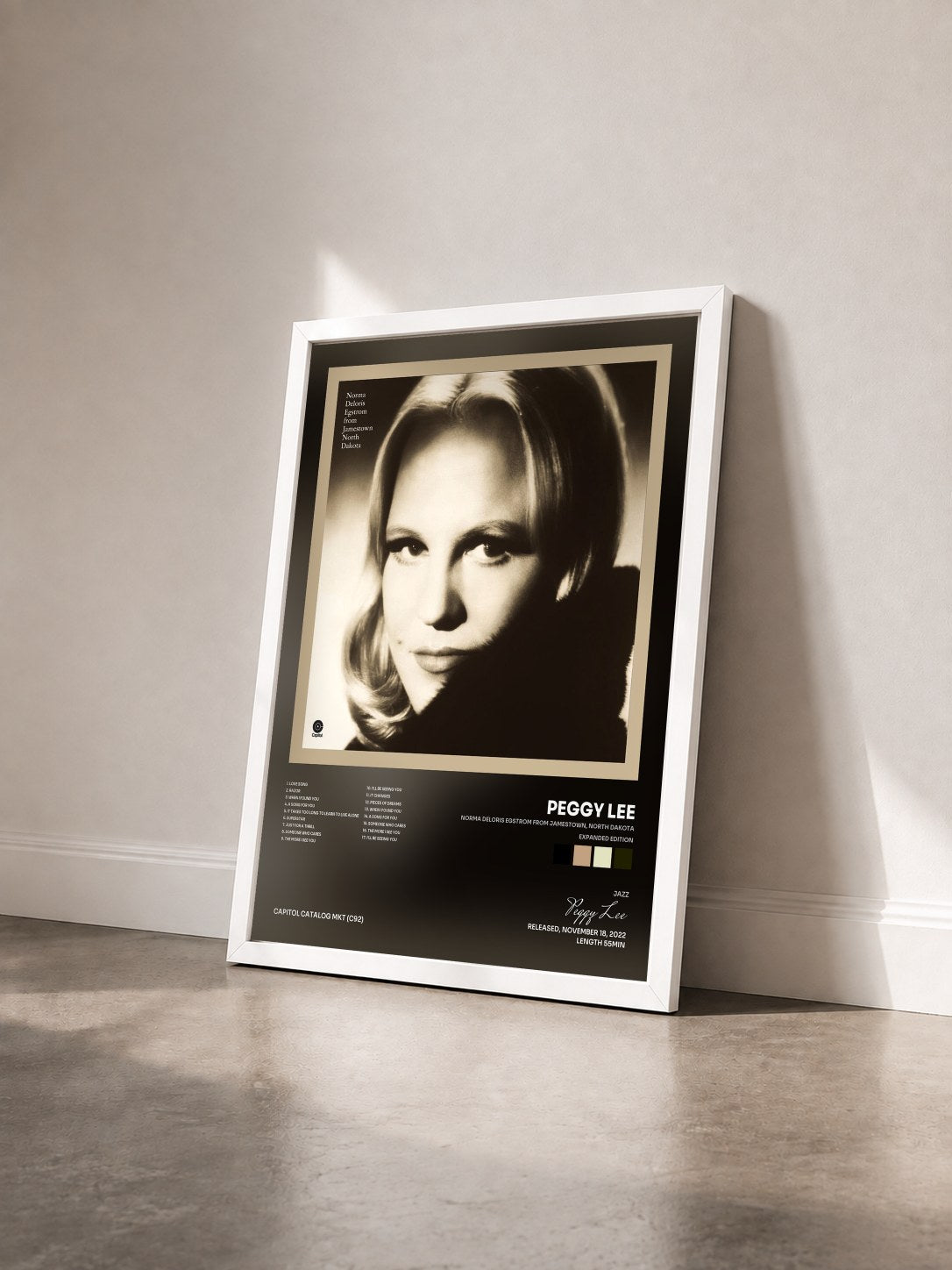 #blanc Tableau de l'album Norma Deloris Egstrom From Jamestown, North Dakota (Expanded Edition) de Peggy Lee vu de trois quarts, cadre blanc