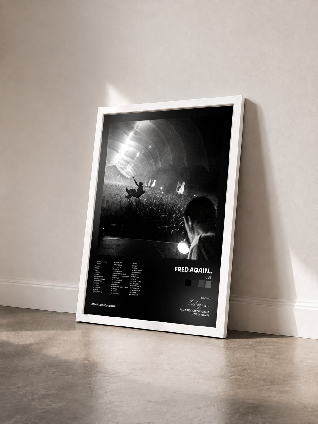#blanc Tableau de l'album USB de Fred again.. vu de trois quarts, cadre blanc