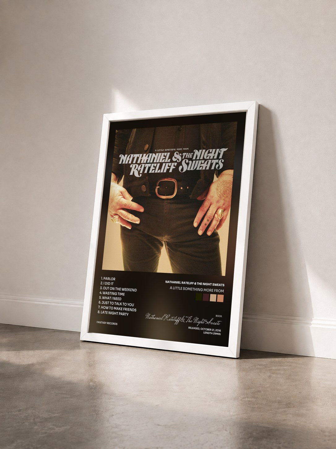 #blanc Tableau de l'album A Little Something More From de Nathaniel Rateliff & The Night Sweats vu de trois quarts, cadre blanc