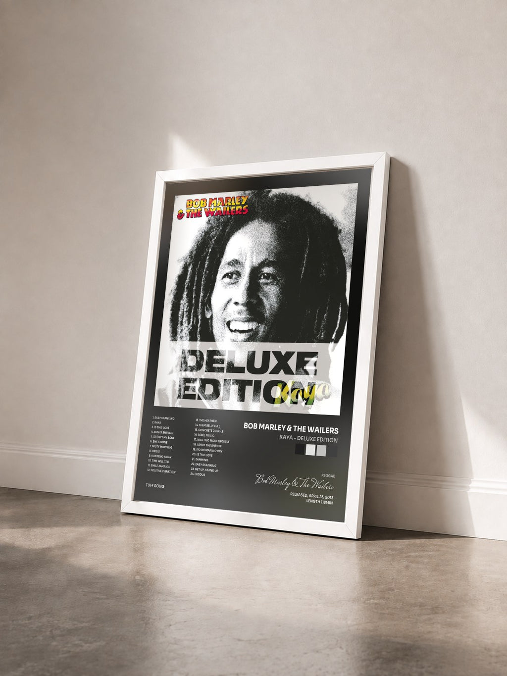 #blanc Kaya - Deluxe Edition von Bob Marley & The Wailers als gerahmter Kunstdruck von schräg gesehen, weißer Rahmen