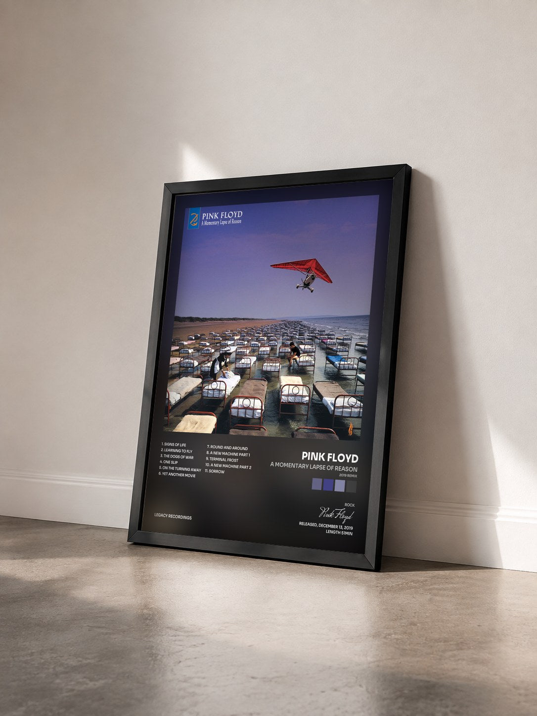 #noir Tableau de l'album A Momentary Lapse of Reason (2019 Remix) de Pink Floyd vu de trois quarts, cadre noir