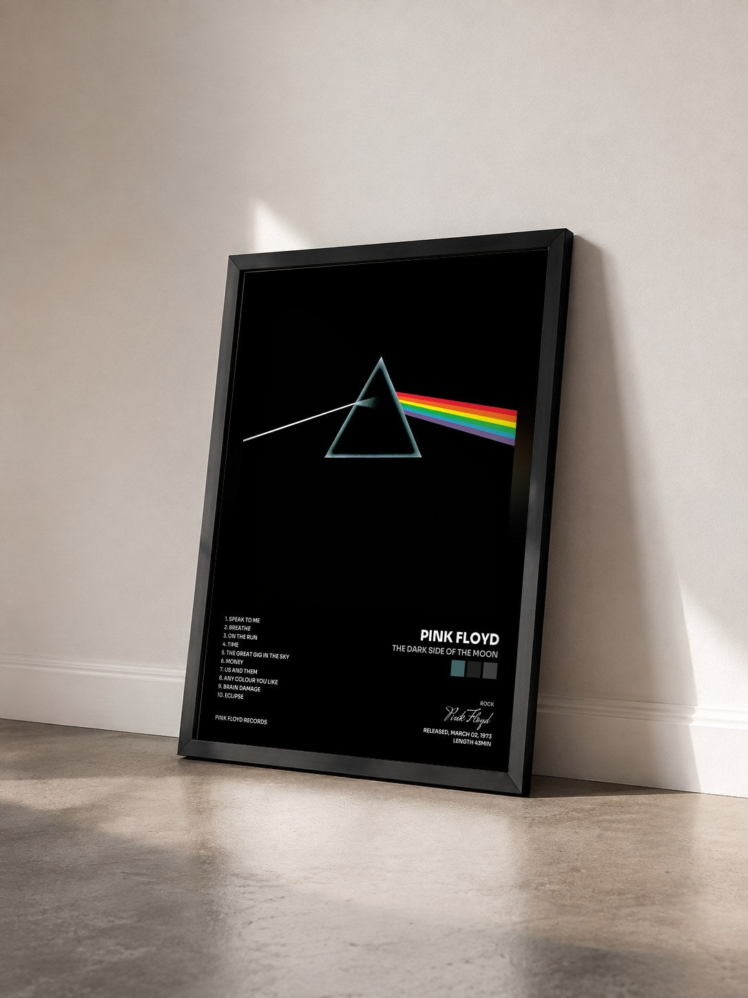 #noir Tableau de l'album The Dark Side of the Moon de Pink Floyd vu de trois quarts, cadre noir