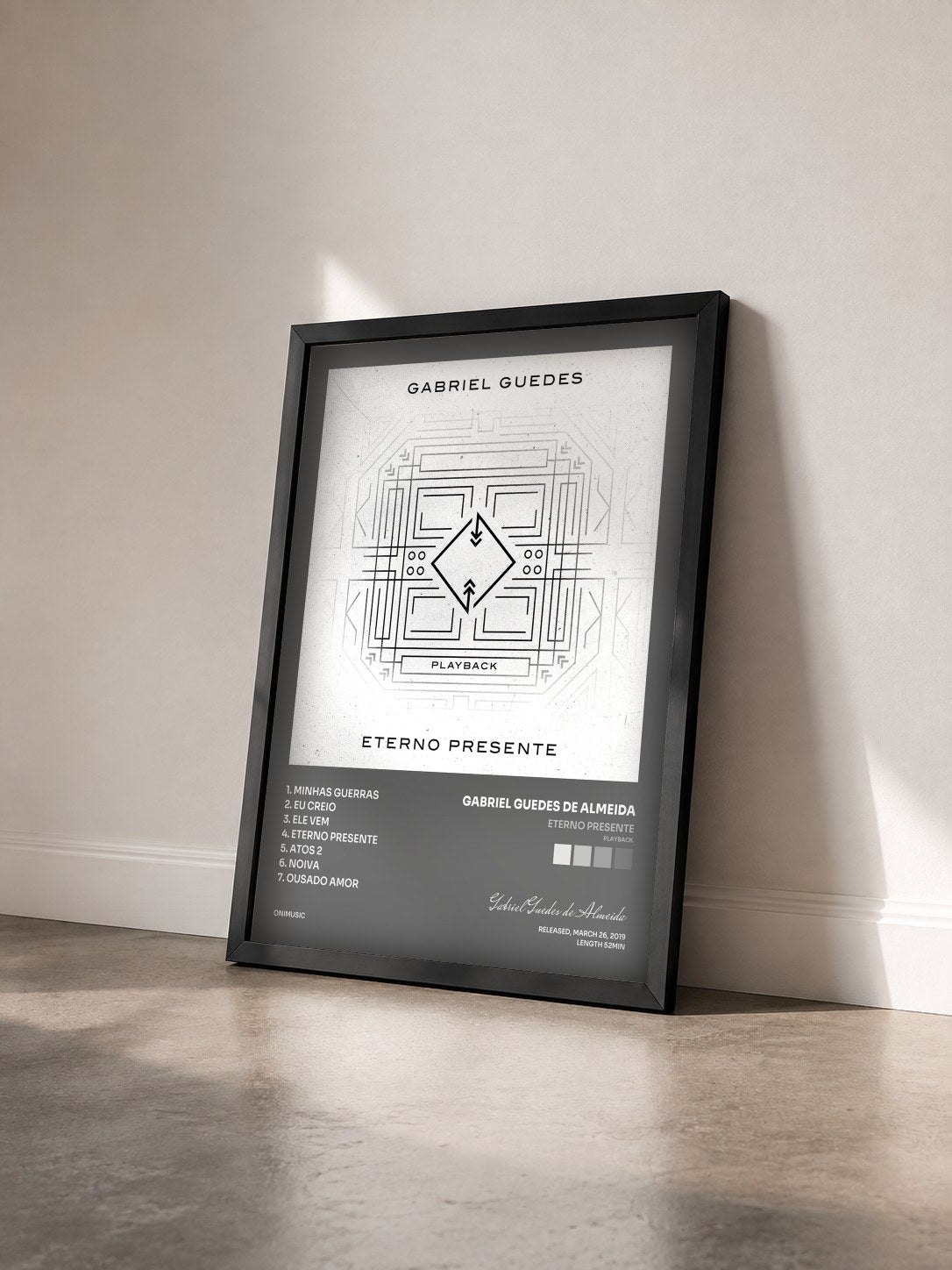 #noir Tableau de l'album Eterno Presente (Playback) de Gabriel Guedes de Almeida vu de trois quarts, cadre noir