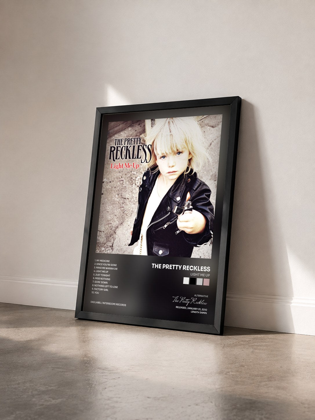 #noir Tableau de l'album Light Me Up de The Pretty Reckless vu de trois quarts, cadre noir