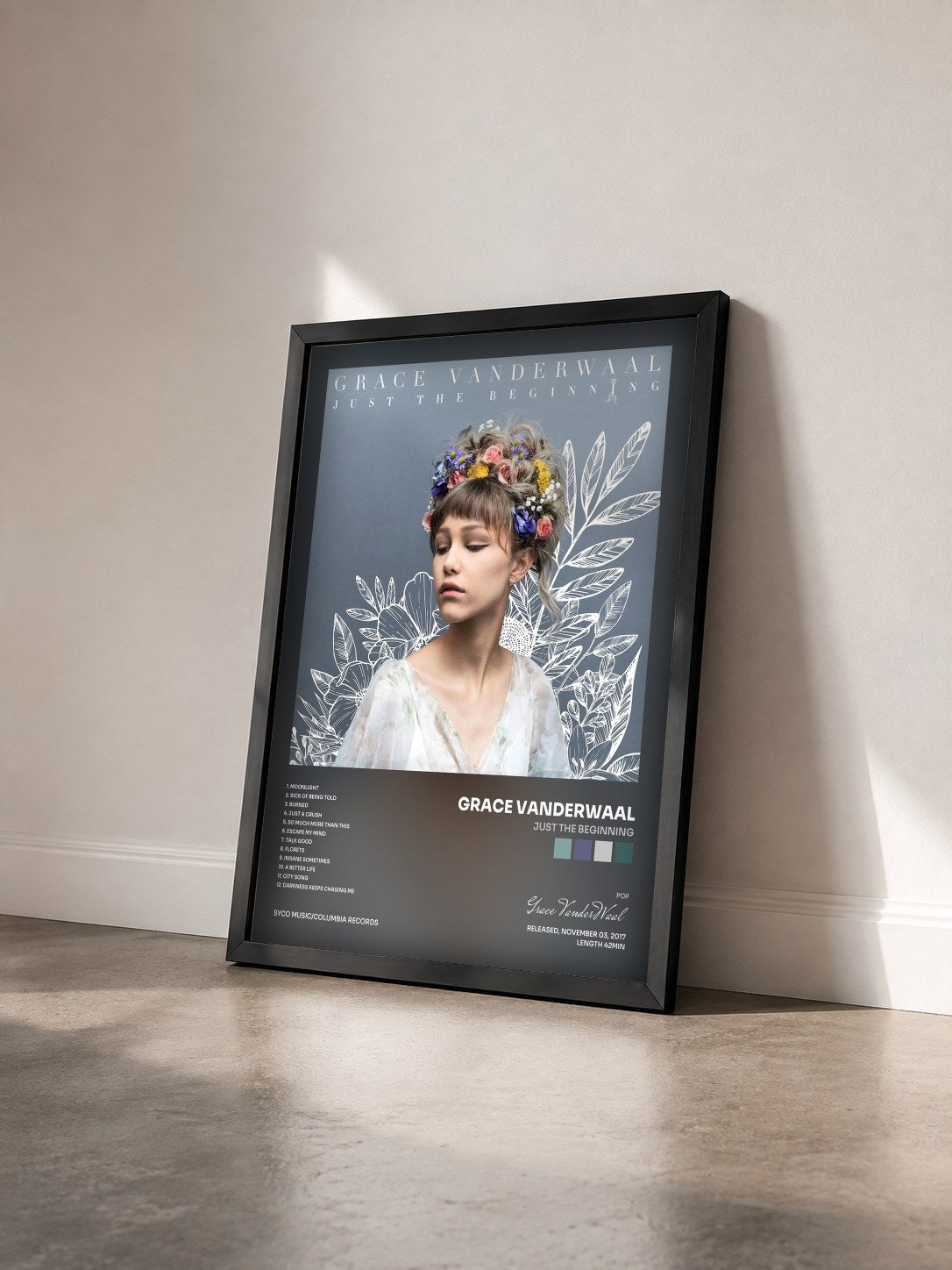 #noir Tableau de l'album Just The Beginning de Grace VanderWaal vu de trois quarts, cadre noir