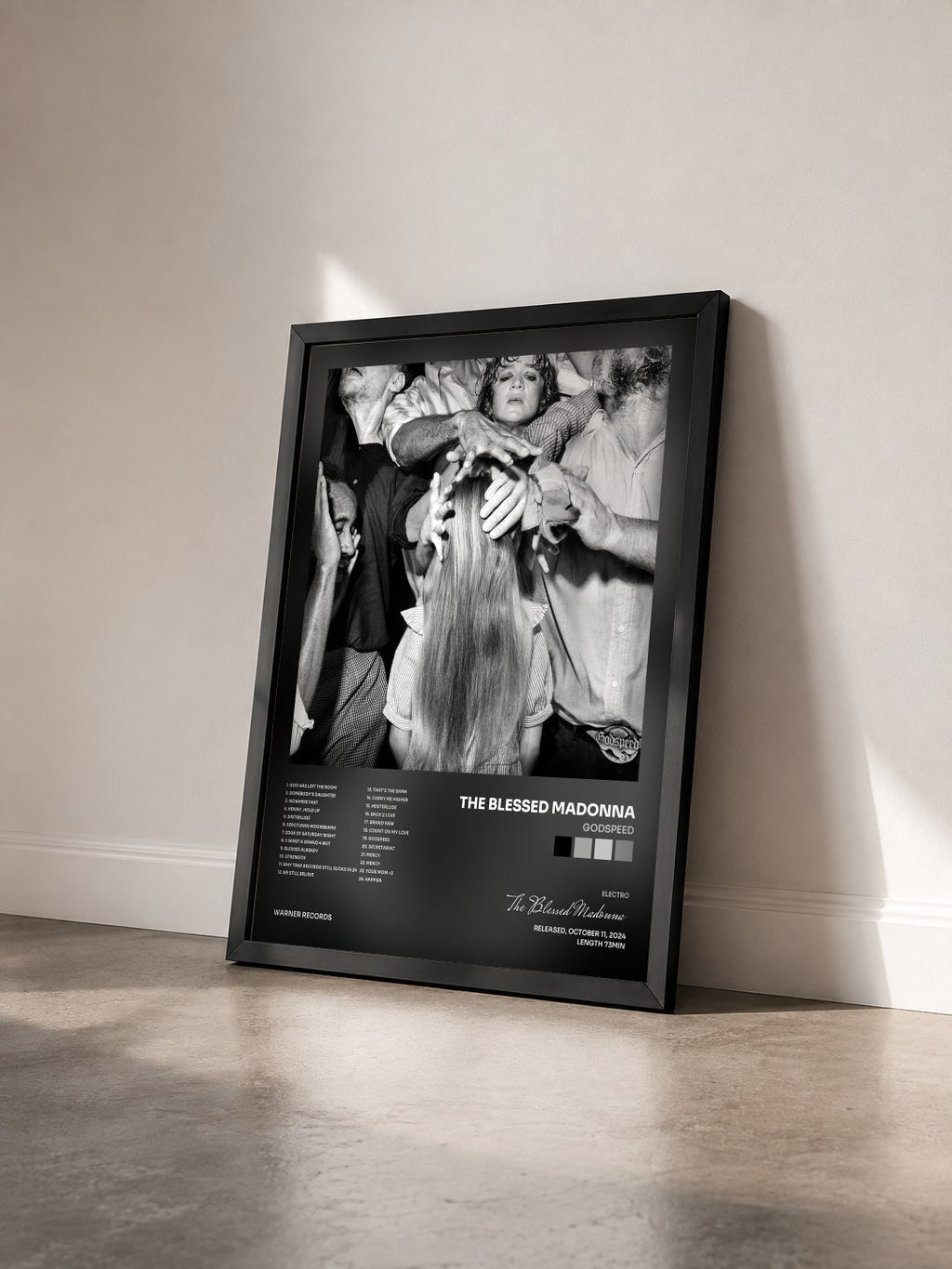 #noir Tableau de l'album Godspeed de The Blessed Madonna vu de trois quarts, cadre noir