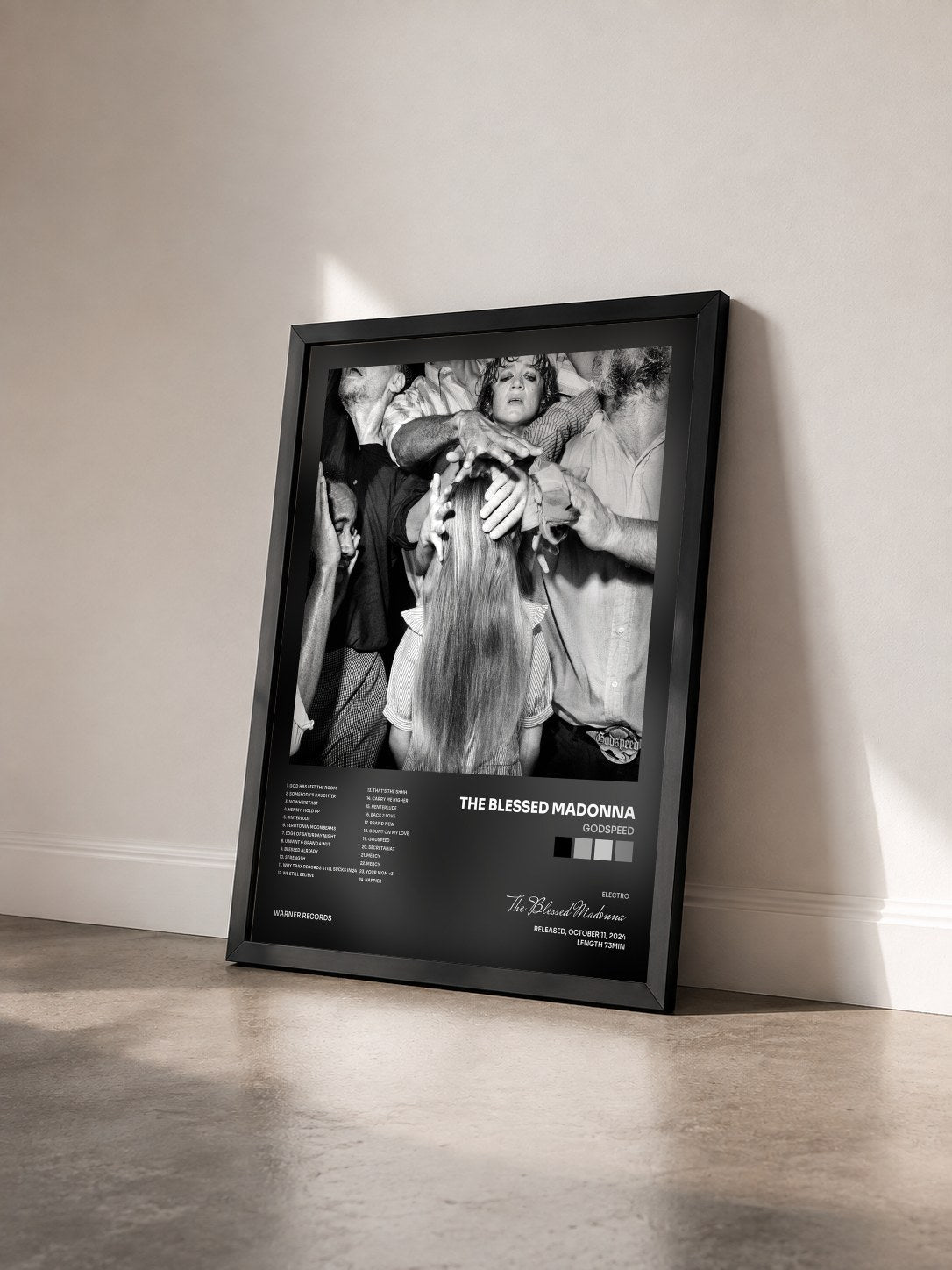 #noir Tableau de l'album Godspeed de The Blessed Madonna vu de trois quarts, cadre noir