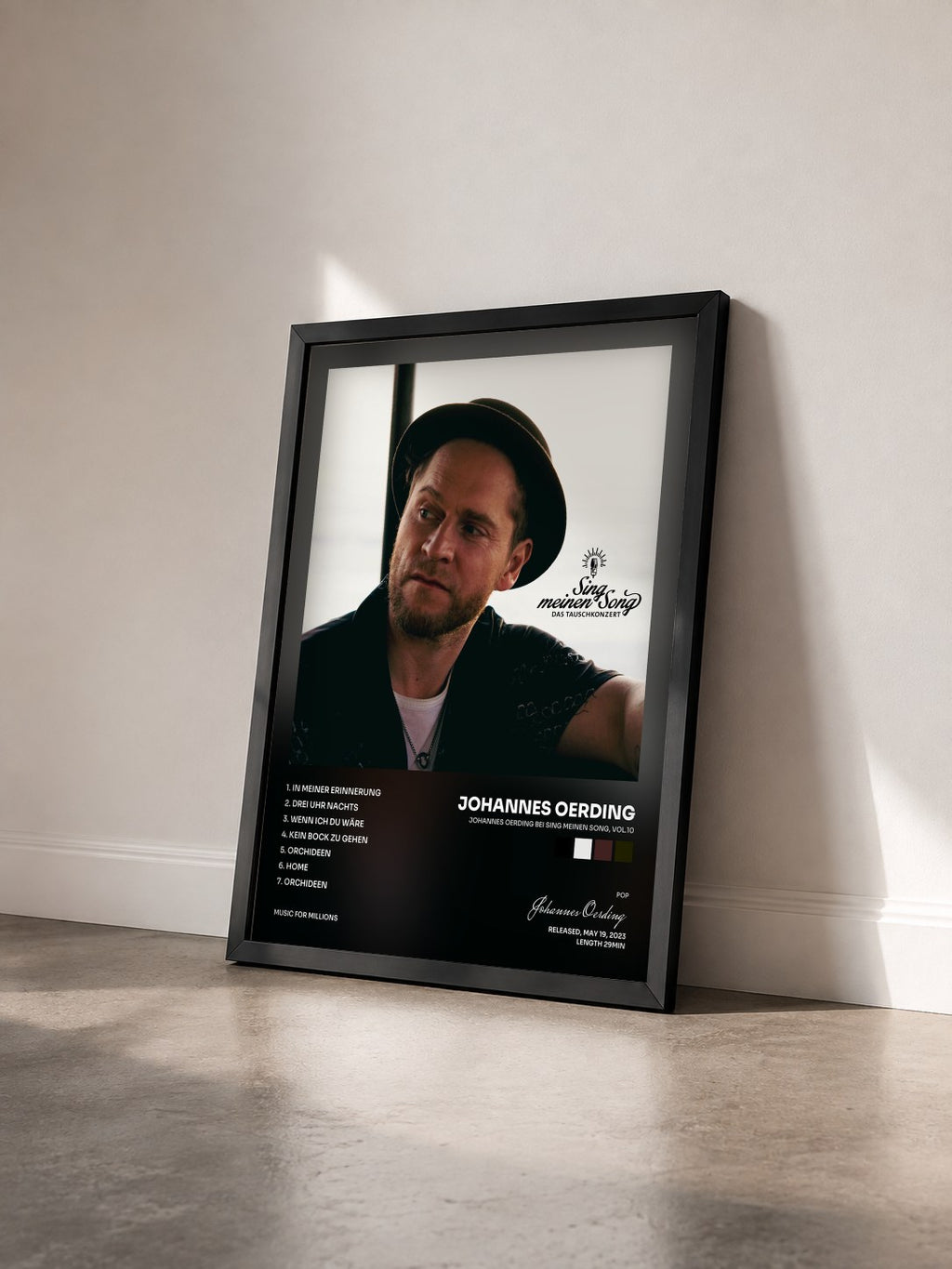 #noir Johannes Oerding bei Sing meinen Song, Vol.10 von Johannes Oerding als gerahmter Kunstdruck von schräg gesehen, schwarzer Rahmen