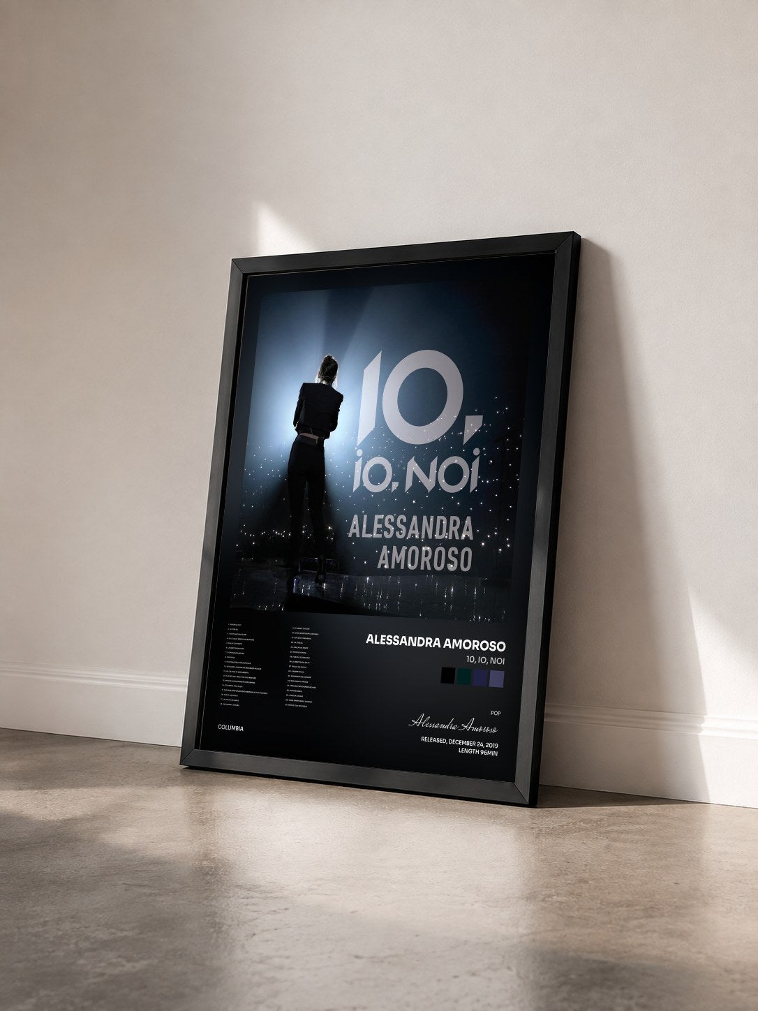 #noir Tableau de l'album 10, IO, NOI de Alessandra Amoroso vu de trois quarts, cadre noir