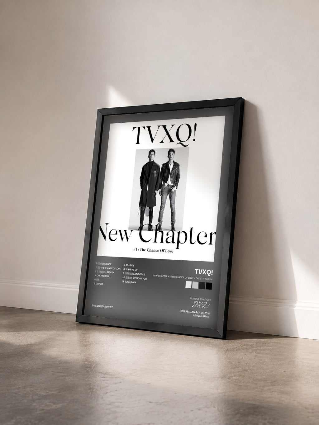#noir Tableau de l'album New Chapter #1: The Chance of Love - The 8th Album de TVXQ! vu de trois quarts, cadre noir