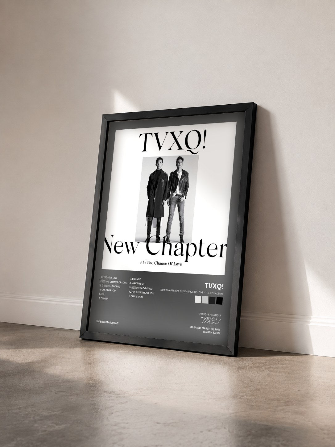 #noir Tableau de l'album New Chapter #1: The Chance of Love - The 8th Album de TVXQ! vu de trois quarts, cadre noir