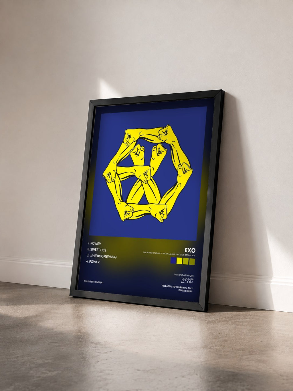 #noir THE POWER OF MUSIC – The 4th Album ‘THE WAR’ Repackage di EXO in stampa incorniciata vista di tre quarti, cornice nera