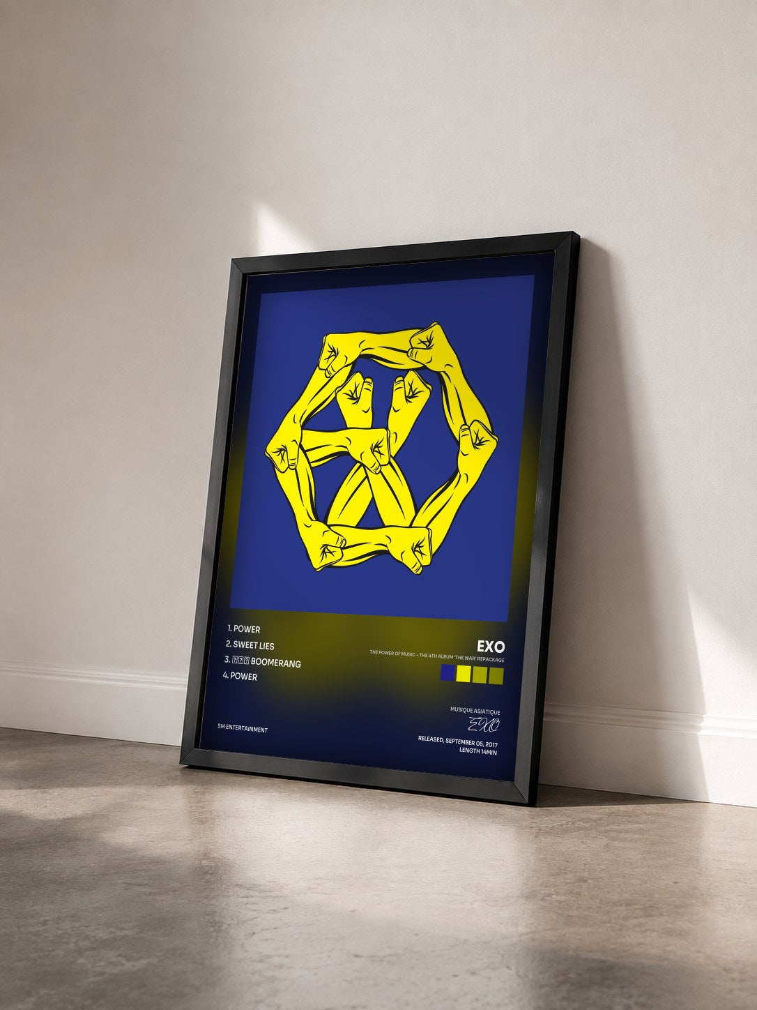 #noir Tableau de l'album THE POWER OF MUSIC – The 4th Album ‘THE WAR’ Repackage de EXO vu de trois quarts, cadre noir