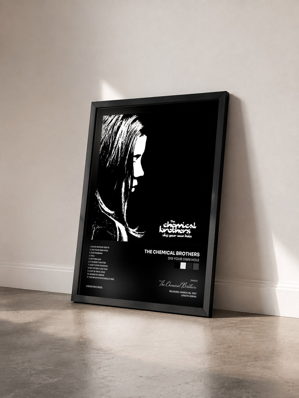 #noir Tableau de l'album Dig Your Own Hole de The Chemical Brothers vu de trois quarts, cadre noir