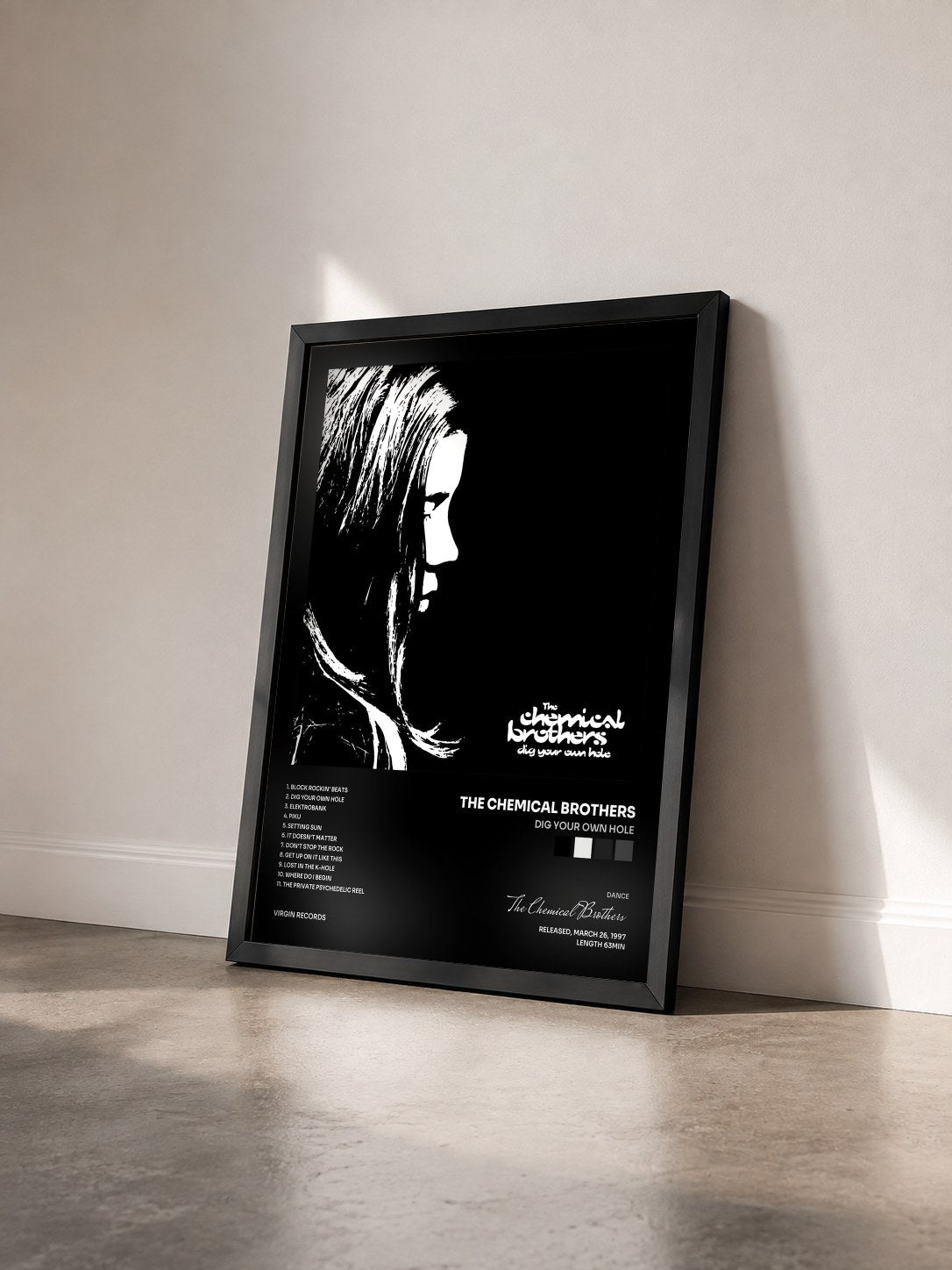 #noir Tableau de l'album Dig Your Own Hole de The Chemical Brothers vu de trois quarts, cadre noir